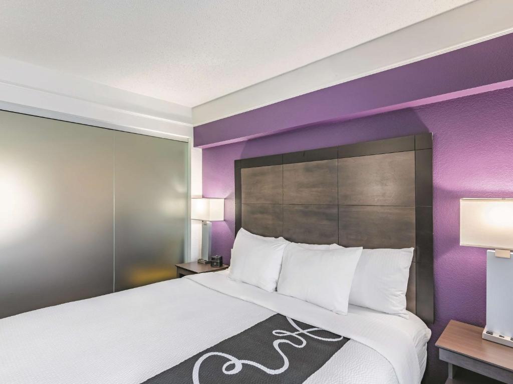 One-Bedroom King Suite – Non-Smoking