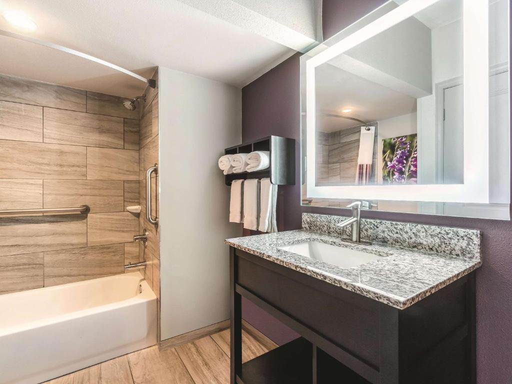 Suite with Two Queen Beds and View – Non-Smoking