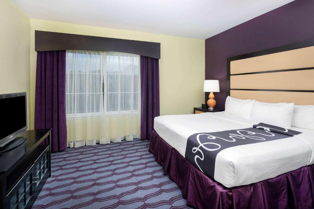 Deluxe King Suite with MobilityHearing Impaired Access – Non-Smoking