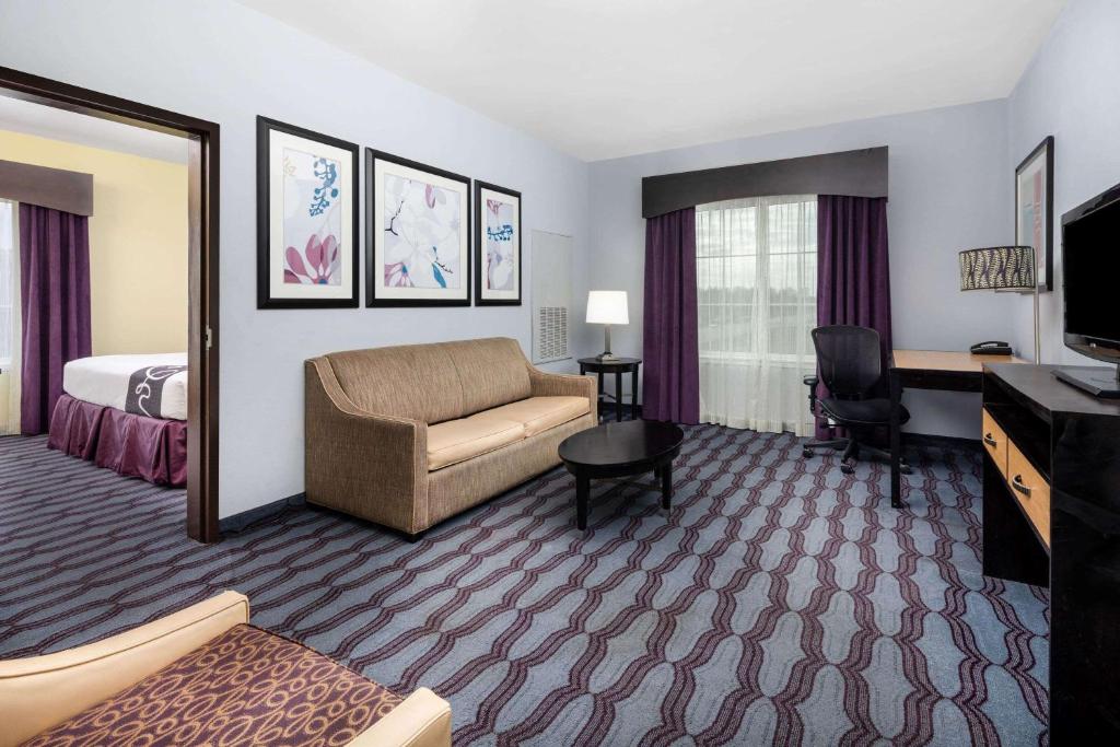Deluxe King Suite with MobilityHearing Impaired Access – Non-Smoking