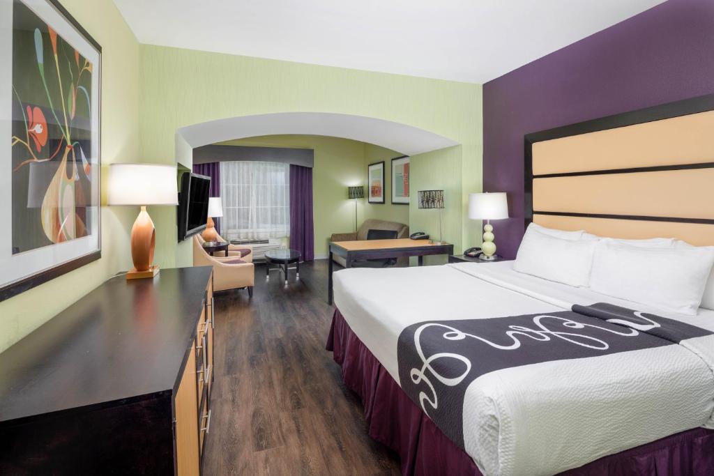 King Room with MobilityHearing Impaired Access – Non-Smoking