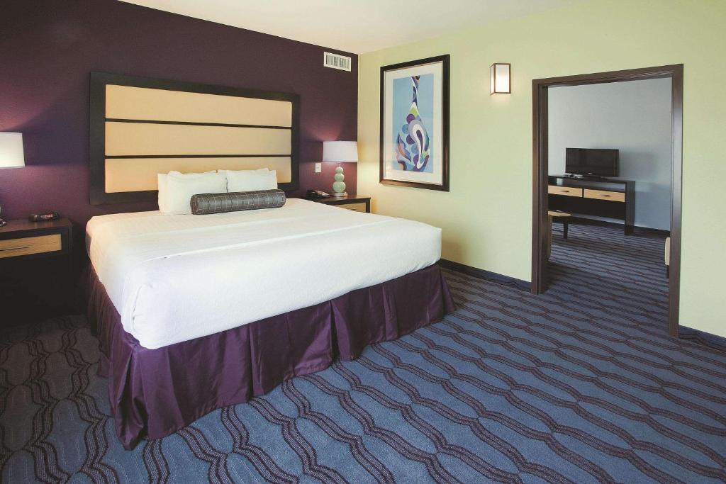 King Suite – Non-Smoking