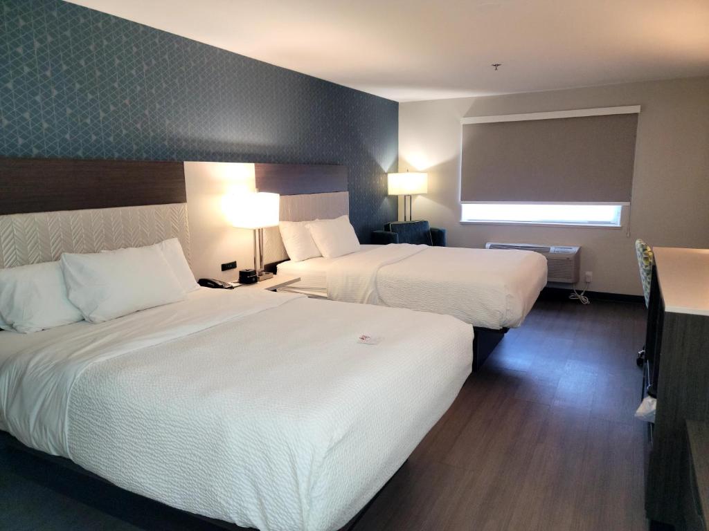 Queen Room with Two Queen Beds and View – Non-Smoking