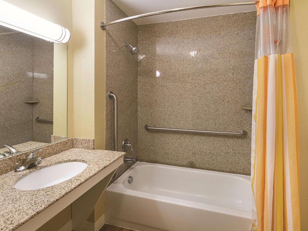 Deluxe King Room with Roll-In Shower – MobilityHearing Accessible – Non-Smoking