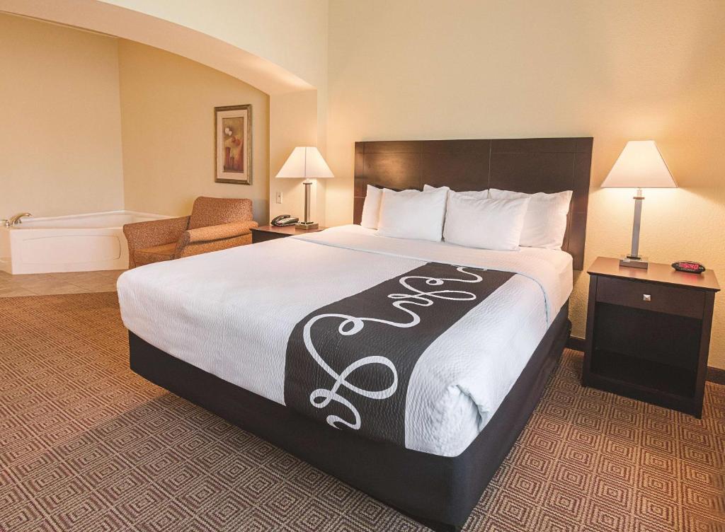 Deluxe King Room with Roll-In Shower – MobilityHearing Accessible – Non-Smoking