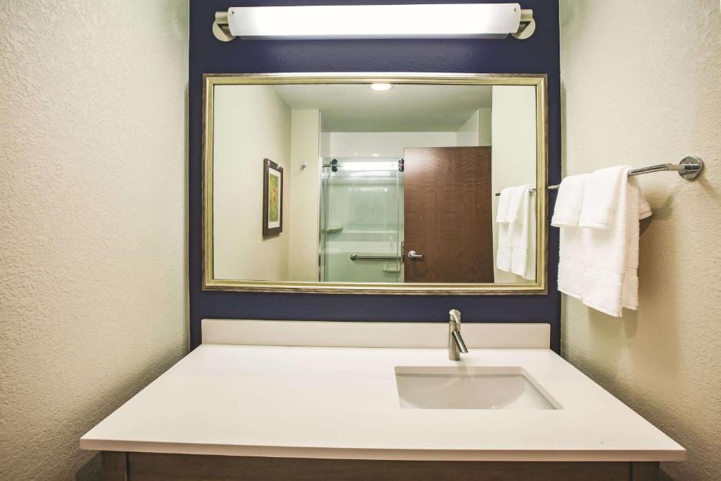 Deluxe King Studio with MobilityHearing Impaired Access – Non-Smoking