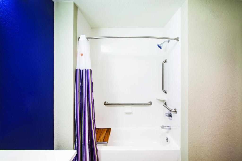 Queen Room with Two Queen Beds – Non-Smoking