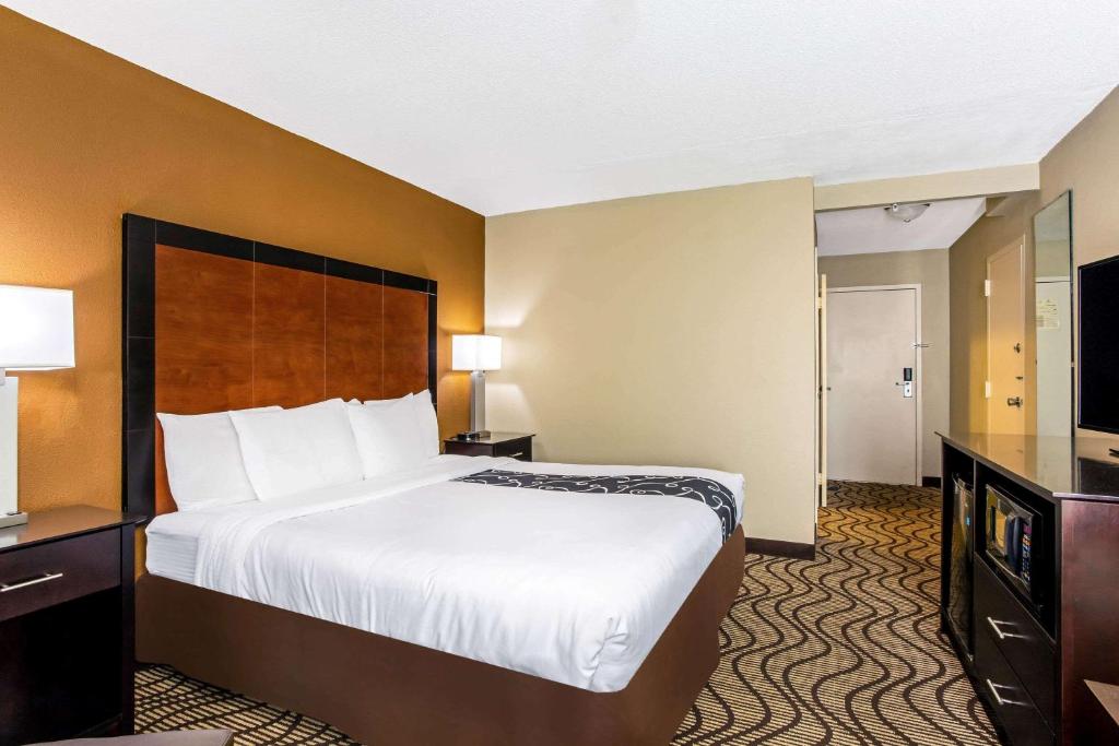 Deluxe King Room – Non-Smoking