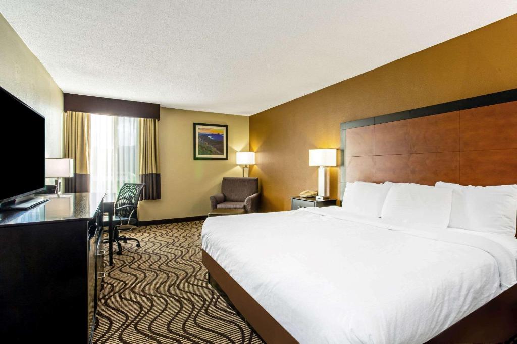 Deluxe King Room – Non-Smoking