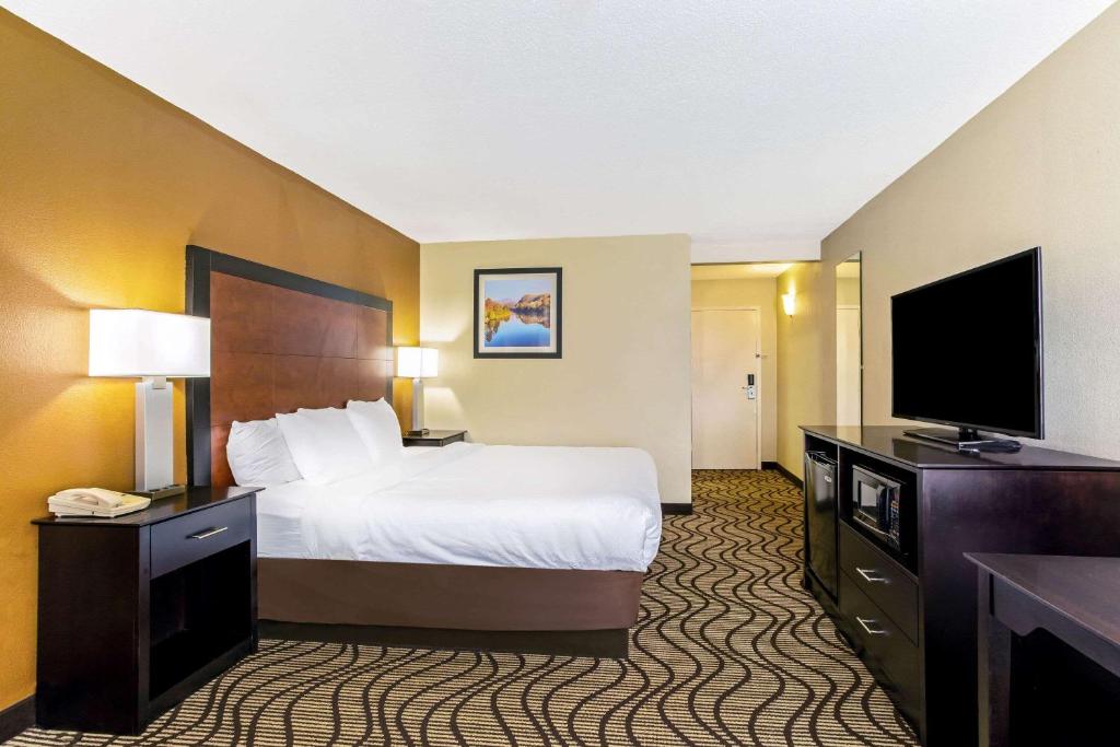 Deluxe King Room – Non-Smoking