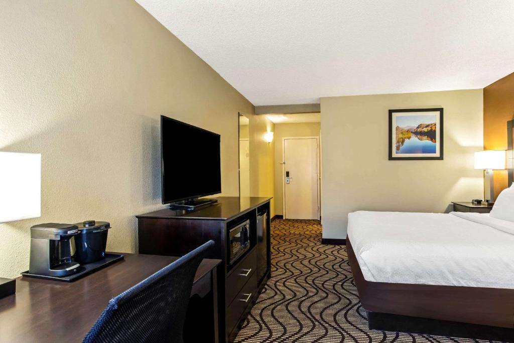 Deluxe King Room – Non-Smoking