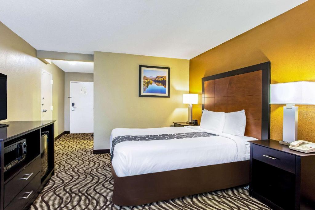 Deluxe King Room – Non-Smoking