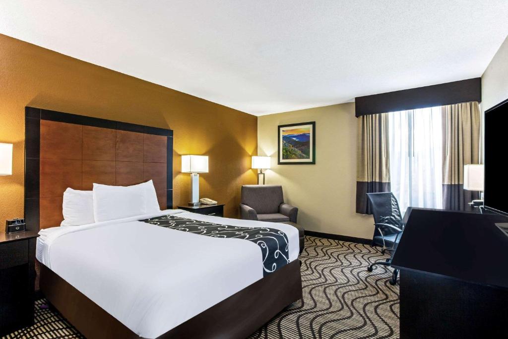 Deluxe King Room – Non-Smoking