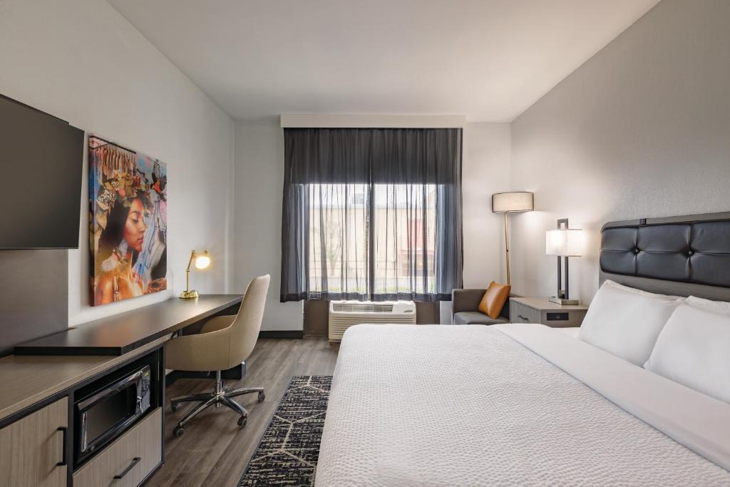 1 King Bed Mobiltiy Accessible Room Bathtub w Grab Bars Non-Smoking