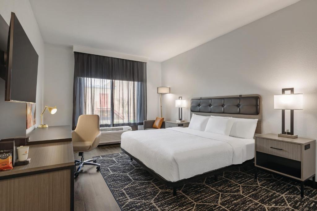 Deluxe 1 King Bed with Sofa Bed Upper Floor Non-Smoking