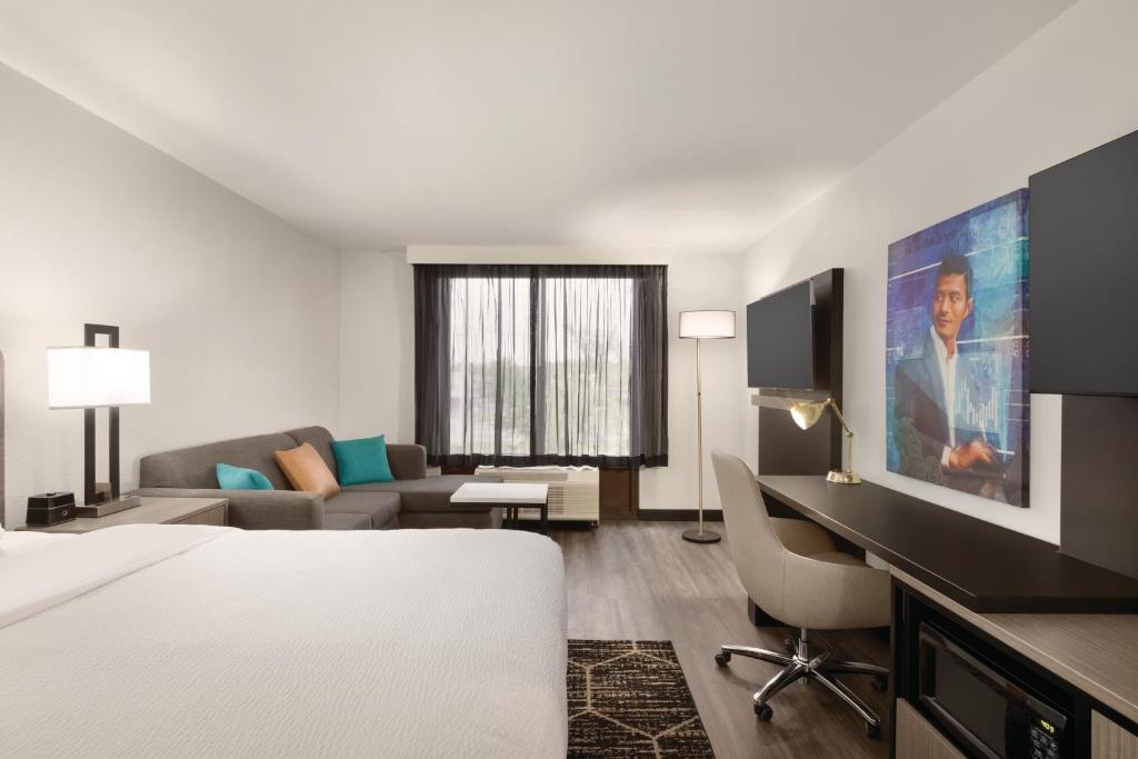 Deluxe 1 King Bed with Sofa Bed Upper Floor Non-Smoking