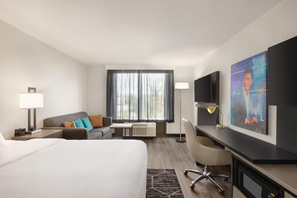 Deluxe 1 King Bed with Sofa Bed Upper Floor Non-Smoking