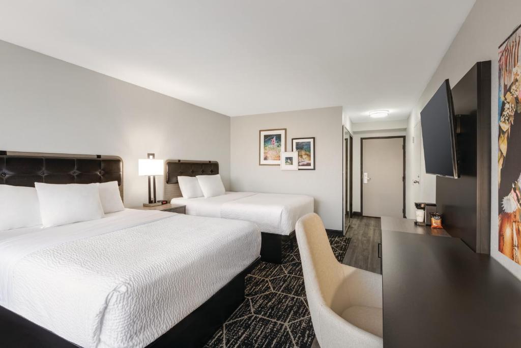 Queen Room with Two Queen Beds and Bath Tub – Mobility AccessibleNon-Smoking