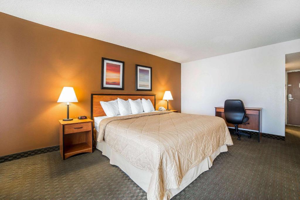 King Room with Lake View – Non-Smoking