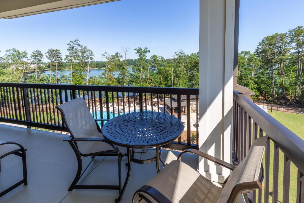 1 Bedroom Suites with Kitchen Lakeside View and King Bed