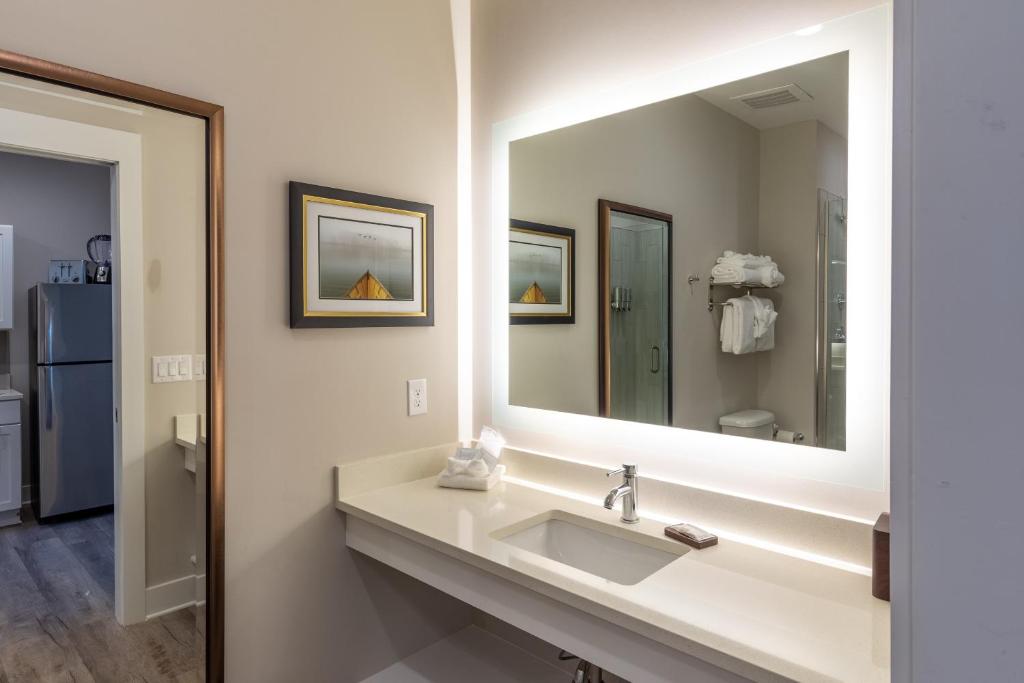 Resort Studio with Kitchen and Two Queen Beds