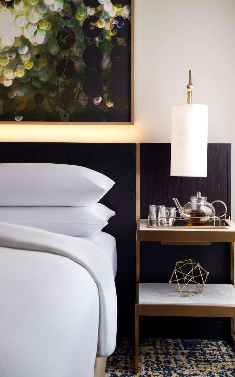 Deluxe King Room with City View