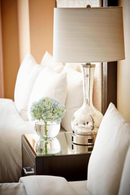 King Room with Sofa Bed – Hearing Accessible