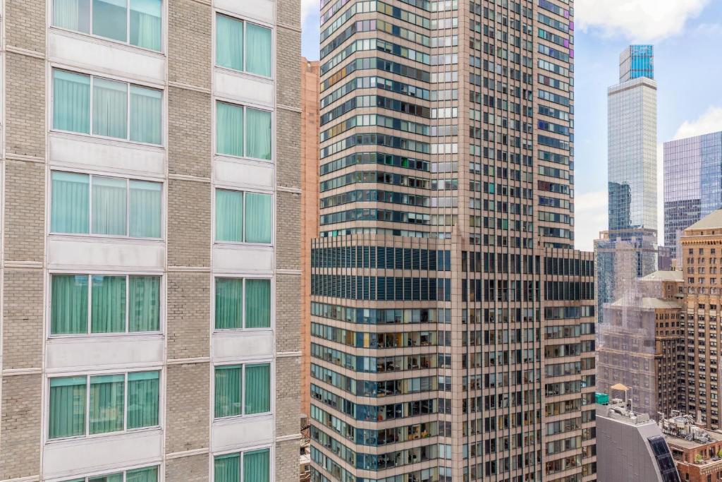 Guest Room 1 King Manhattan Style Cozy King