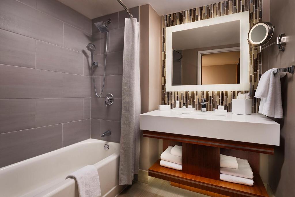 Executive Deluxe King Room with Ocean View