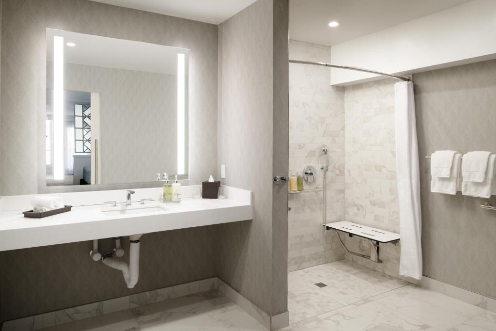 ADA Premier 2 Queens Suite