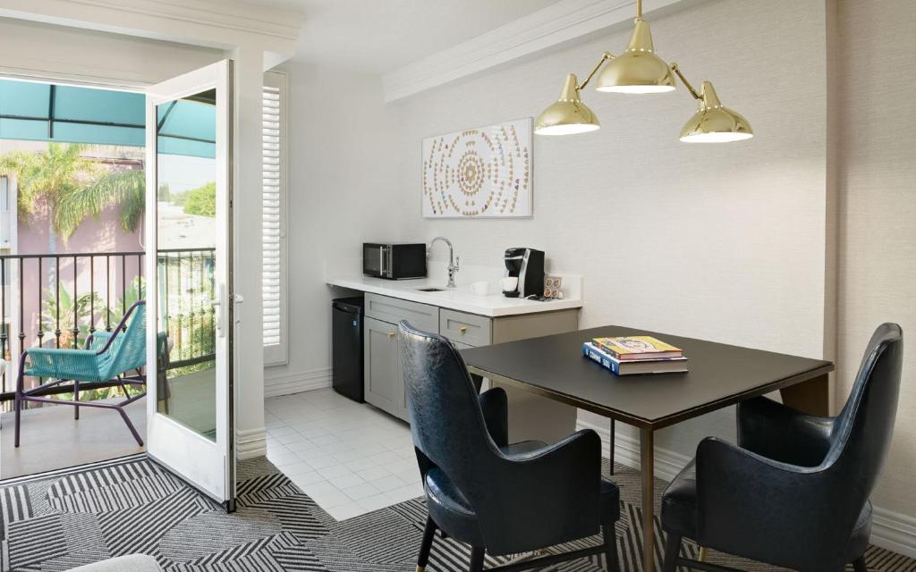 ADA Premier 2 Queens Suite