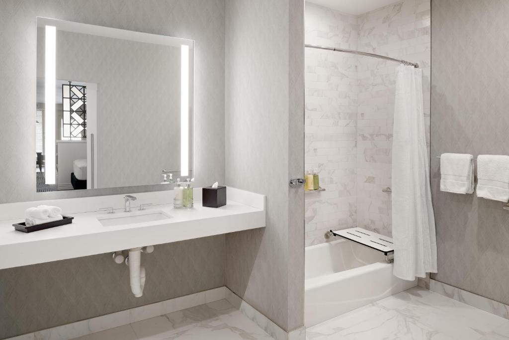 ADA Signature 2 Queens Suite