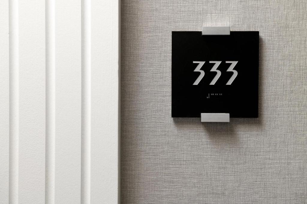 ADA Signature 2 Queens Suite