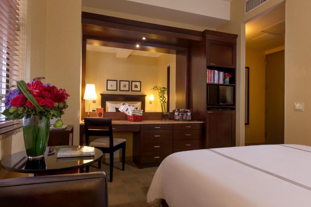 Deluxe Room with One Queen Bed