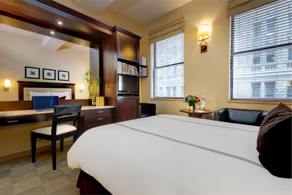 Deluxe Room with One Queen Bed