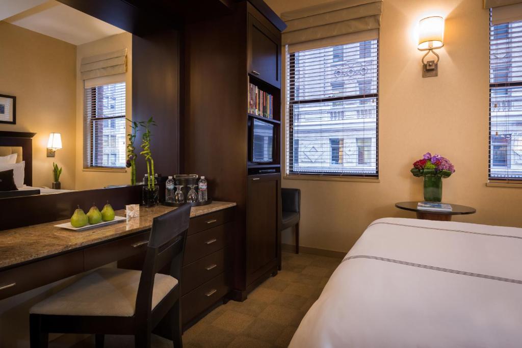 Deluxe Room with One Queen Bed