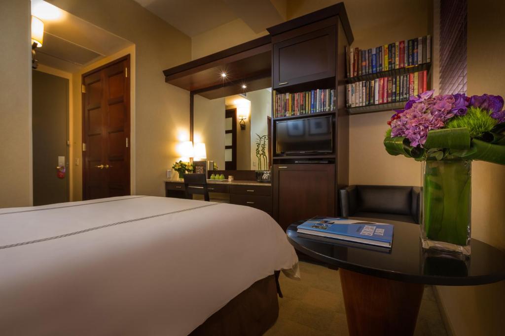 Deluxe Room with One Queen Bed