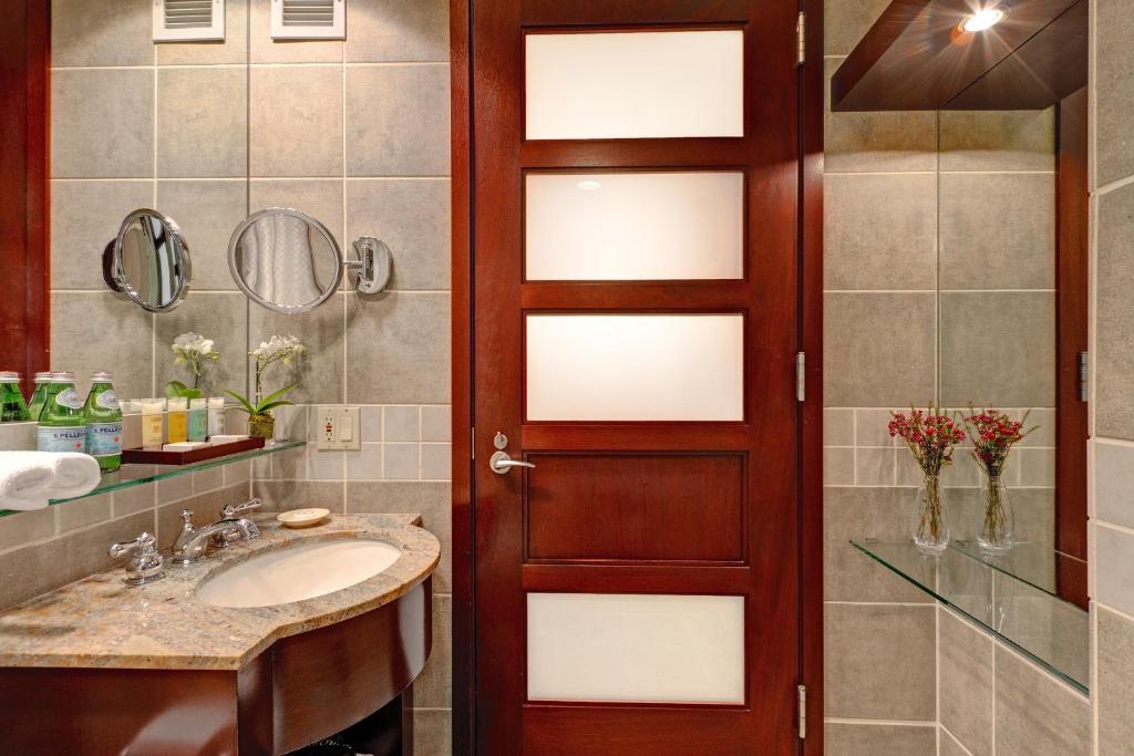 Deluxe Room with One Queen Bed