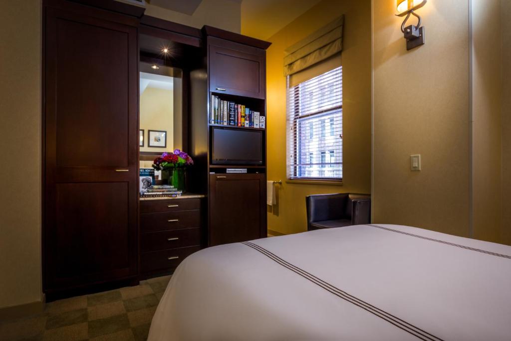 Petite Room with One Full Bed