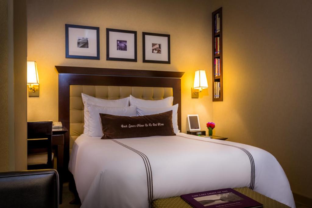 Petite Room with One Full Bed