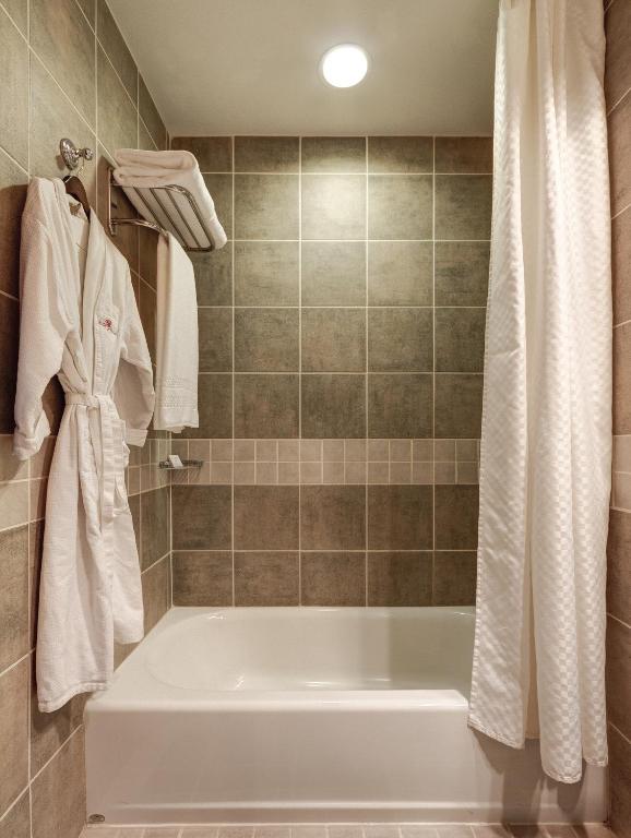 Petite Room with One Full Bed