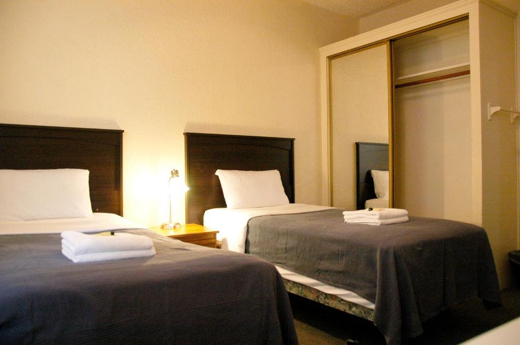 Twin Room with Shared Bathroom