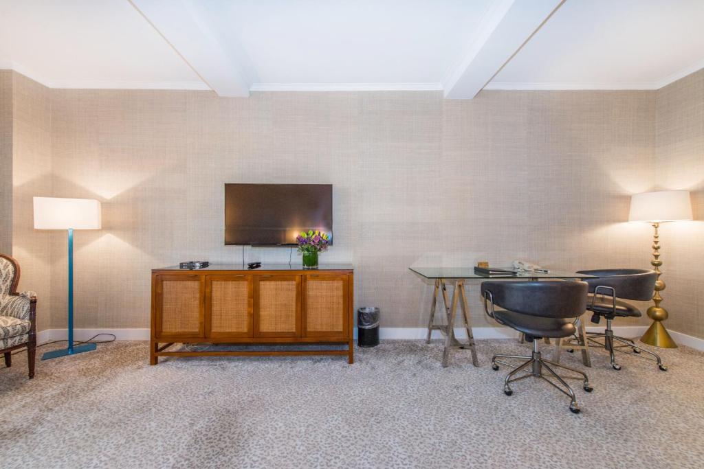 One-Bedroom Suite with Two Queen Beds