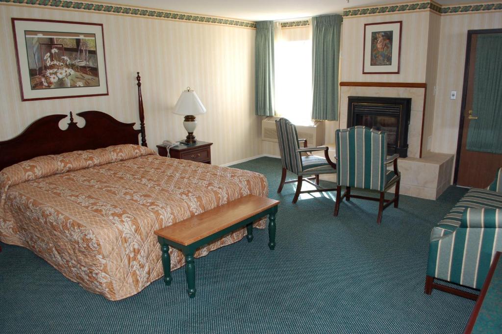 Queen Room with Two Queen Beds and Lake View