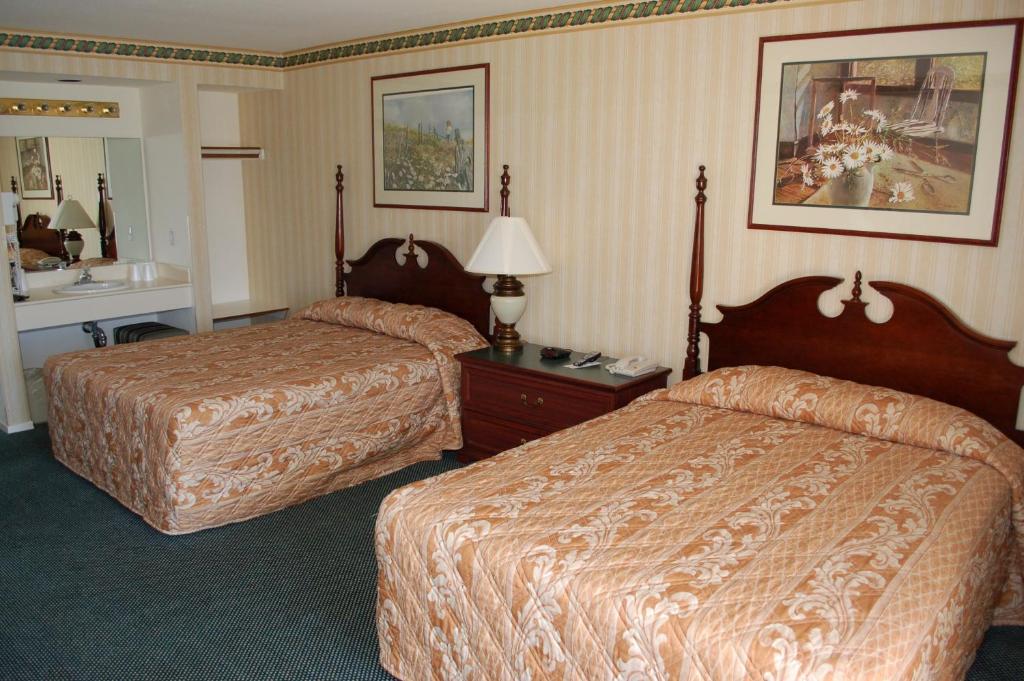 Queen Room with Two Queen Beds and Lake View