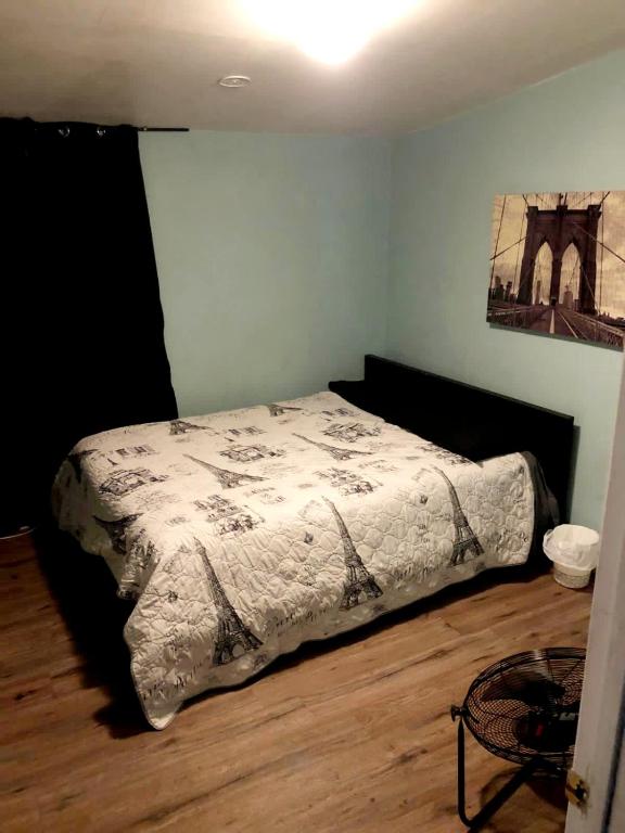 Queen Room with Shared Bathroom