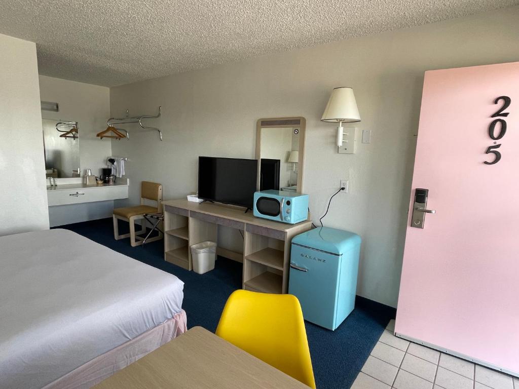 Queen Room with Two Queen Beds – Non-Smoking