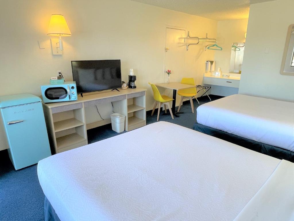 Queen Room with Two Queen Beds – Non-Smoking