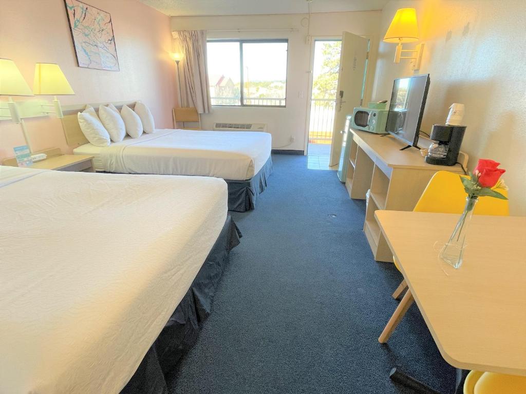 Queen Room with Two Queen Beds – Non-Smoking