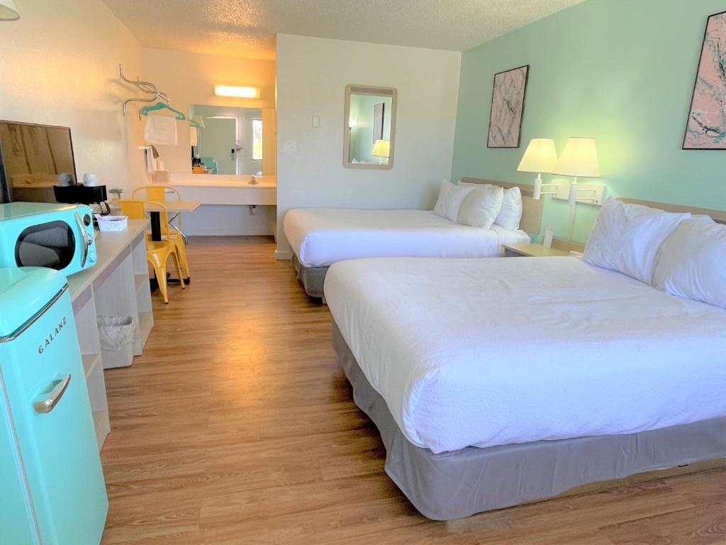 Queen Room with Two Queen Beds – Non-Smoking